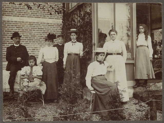 Familieportret familie Ernst Stoppendaal